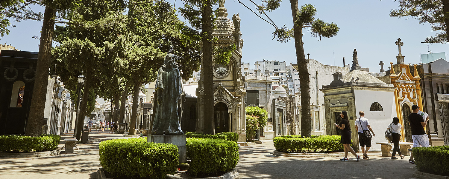 Guided walking tour through Recoleta Cemetery in Buenos Aires